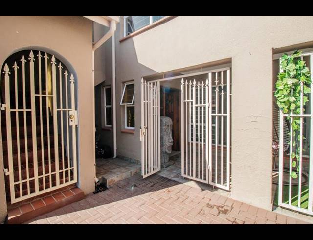 9 BEDROOM PROPERTY TO RENT IN VAN RIEBEECK PARK
